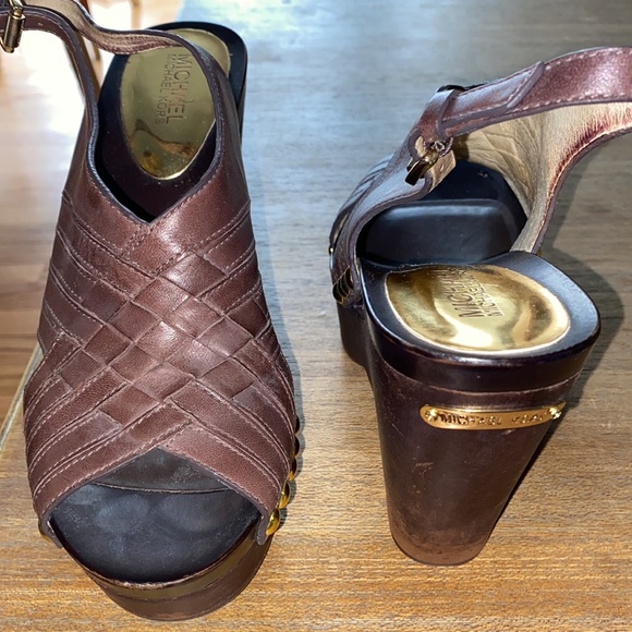 Beautiful leather Michael Kors sandals size 9! - Picture 3 of 11